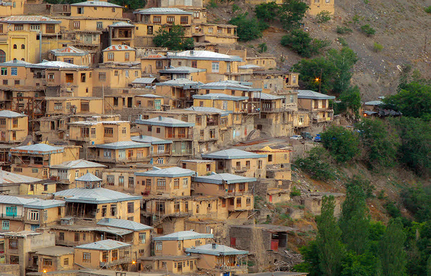 نمایی از خانه‌های پلکانی روستای کنگ